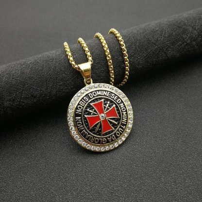 Collier Templier avec Pendentif Orné de Cristaux et Épées – Image 2