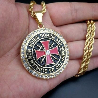 Collier Templier avec Pendentif Orné de Cristaux et Épées – Image 3