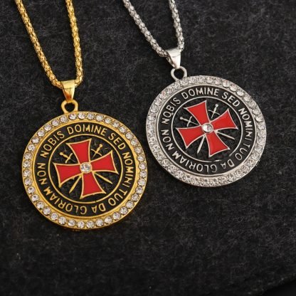 Collier Templier avec Pendentif Orné de Cristaux et Épées – Image 4