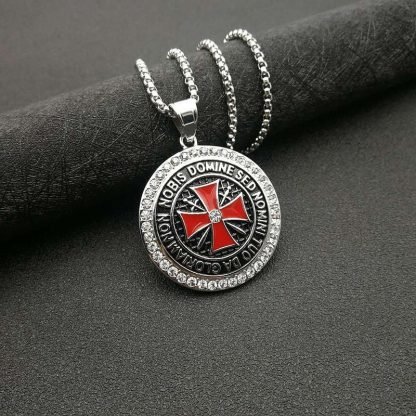 Collier Templier avec Pendentif Orné de Cristaux et Épées – Image 5