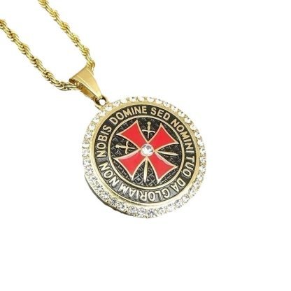 Collier Templier avec Pendentif Orné de Cristaux et Épées
